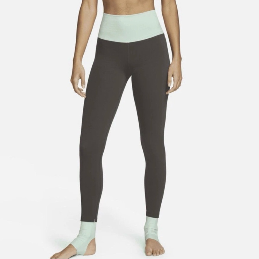 NWOT Nike Yoga Luxe Tight Fit High Rise 7/8 Legging Womens Medium M Soft Dri Fit